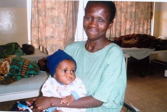 Mor ser datteren for første gang