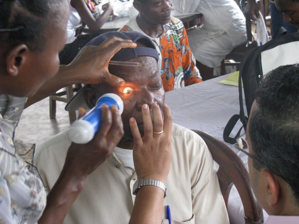En mann bli sjekket for synsproblemer av Right to Sights omreisende personale