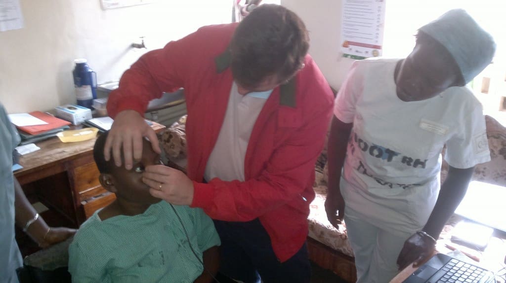 Dr. Sebastian Briesen med en pasient