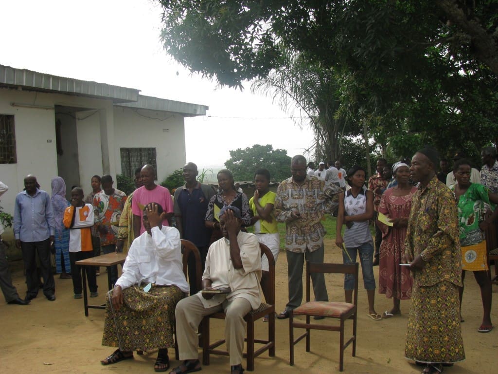På en outreach-camp for landsbybeboere synstest av Right to Sights helsepersonell.