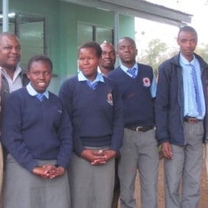 To av barna på Right to Sights fotballag på skolen i Thika