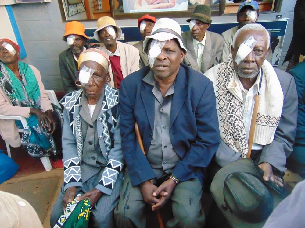 Mennesker operert for grå stær. 