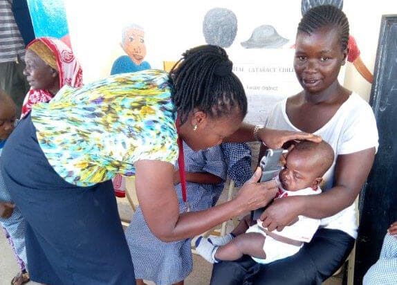 Liten gutt får øynene undersøkt