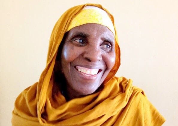 En glad bestemor som har fått synet tilbake