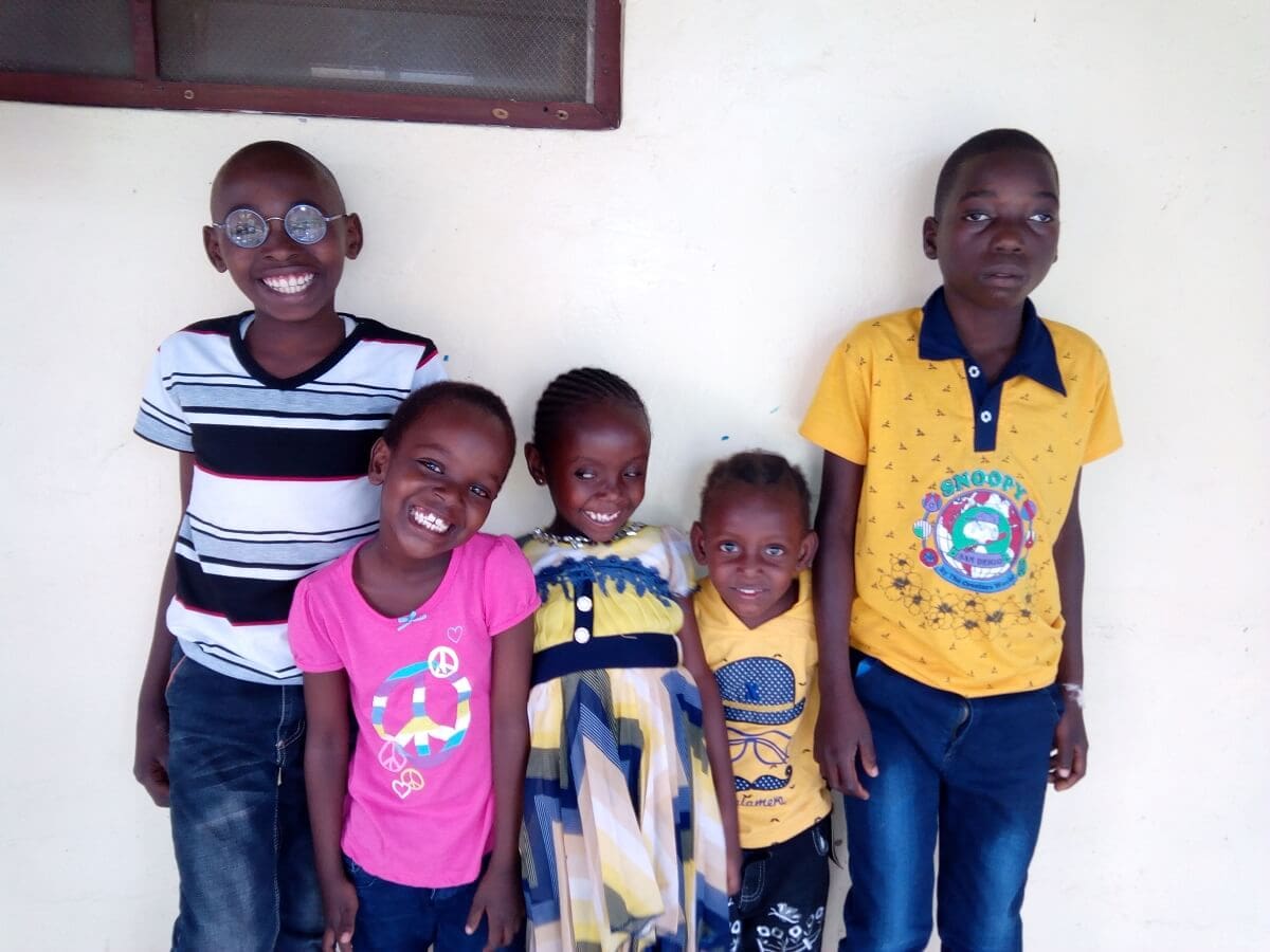 Glade barn som er operert for grå stær