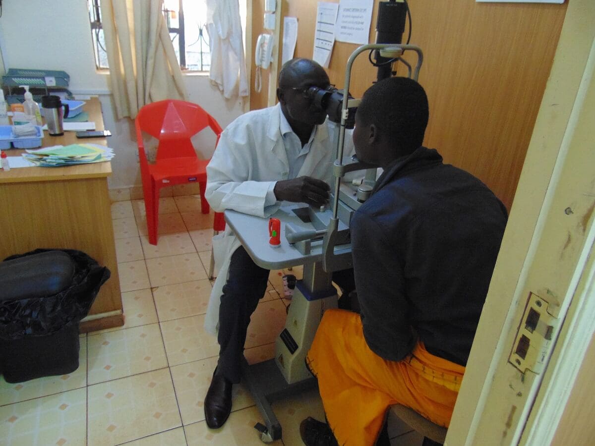 Øyeundersøkelse av jente