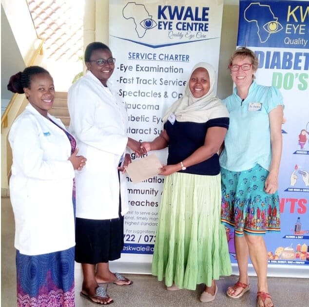 Ellen Tsuma med dr. Helen Roberts